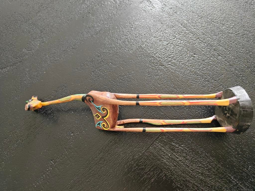 Houten giraffe beeldje, handgesneden en beschilderd, Minder dan 20 cm, Handgemaakt, Ophalen of Verzenden, Zoogdier