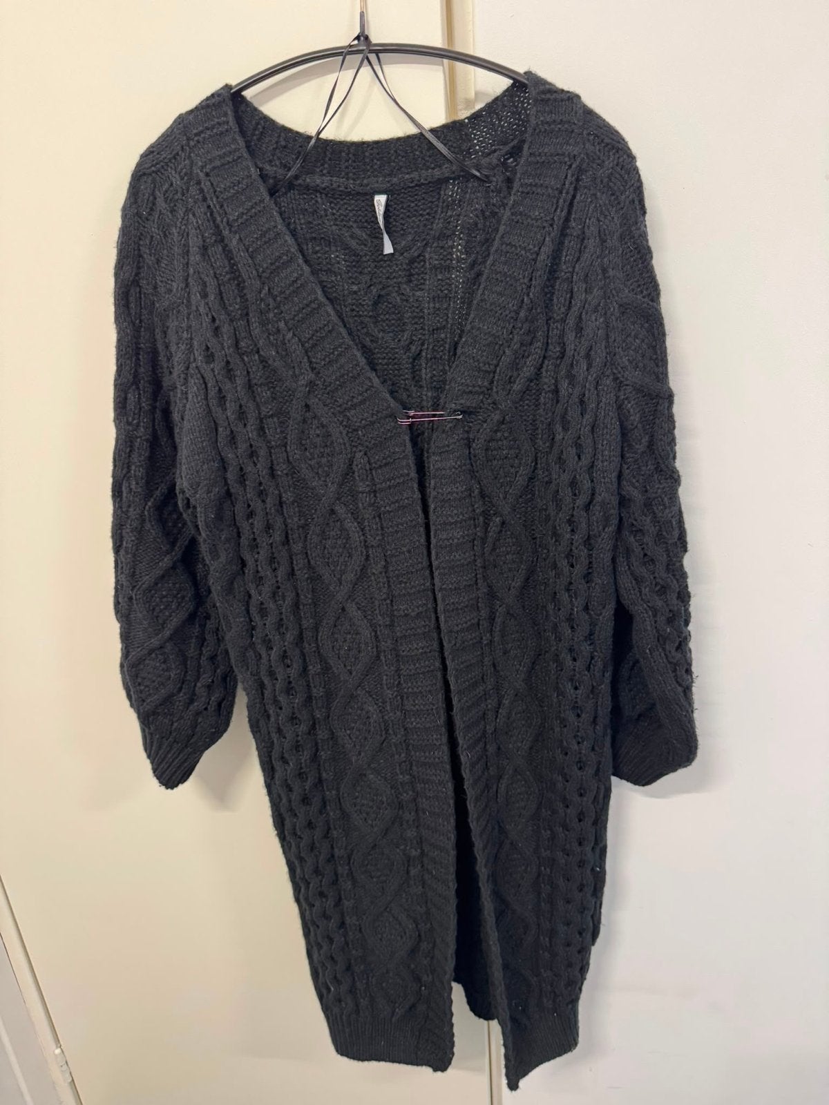 Zwart gebreid vest met kabelpatroon, Ophalen of Verzenden, Zo goed als nieuw, Maat 38/40 (M), Zwart