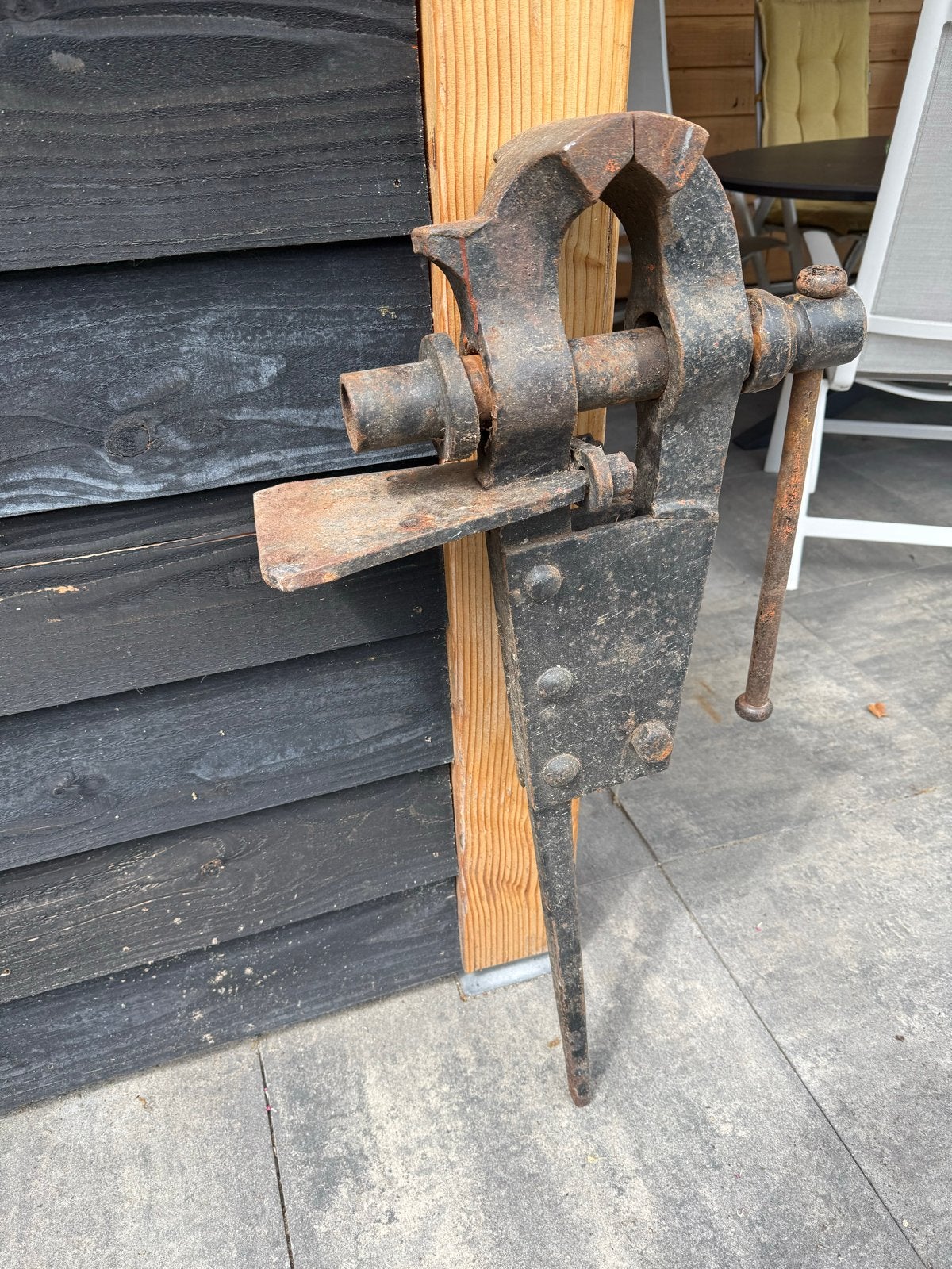 Antieke bankschroef - Smeedijzeren werkbankklem, Antiek en Kunst, Antiek | Gereedschap en Instrumenten, Ophalen of Verzenden