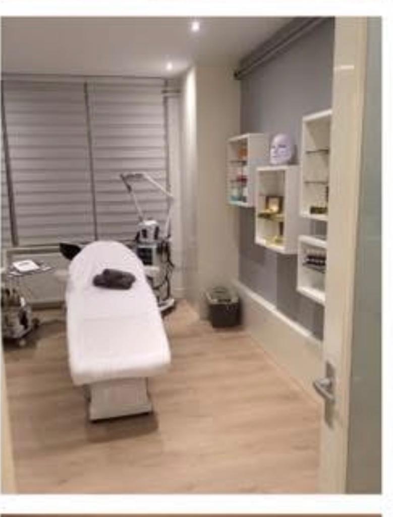 Salon ruimte te huur in drukke kapsalon, Zakelijke goederen, Kantoor en Winkelinrichting | Winkel en Inventaris, Ophalen of Verzenden