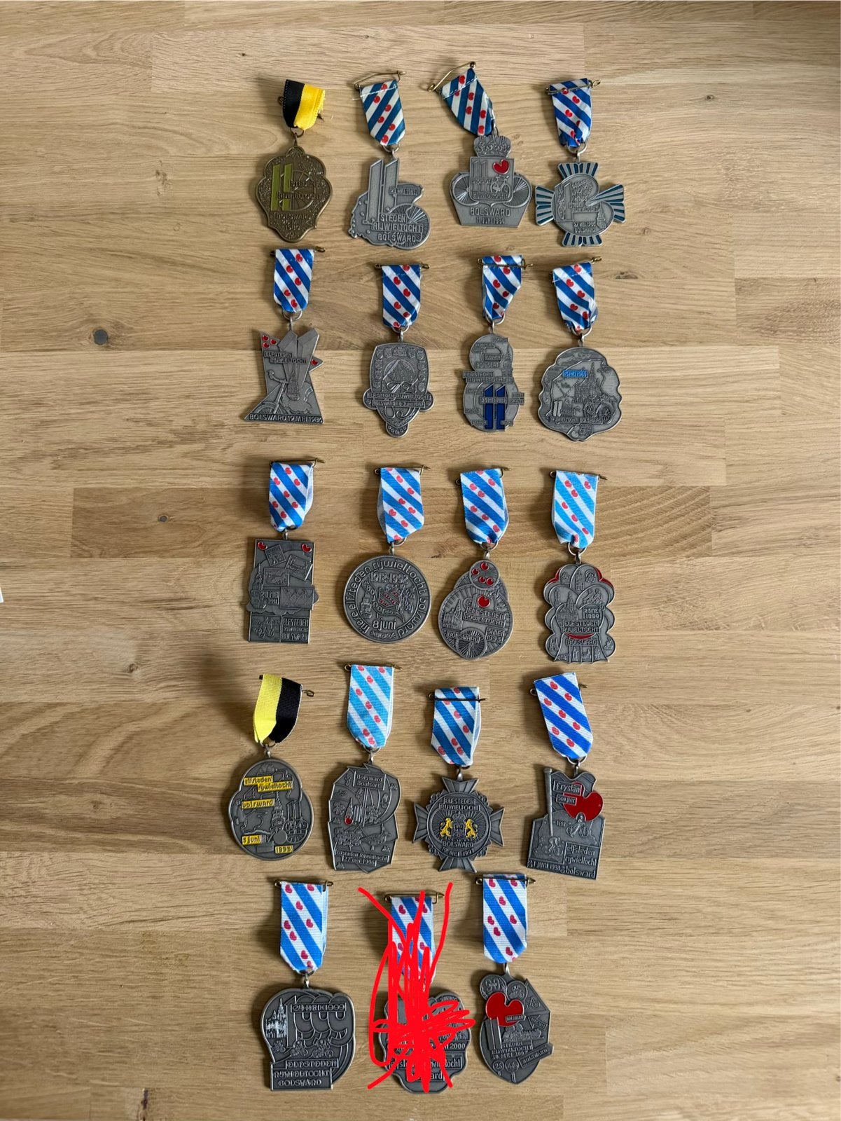 Elfsteden Rijwieltocht Medailles / Speldjes Collectie 18x, Postzegels en Munten, Penningen en Medailles, Ophalen of Verzenden