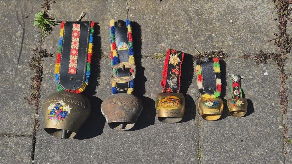 Lot van 77 Zwitserse/Oostenrijkse bellen en koebellen, Ophalen of Verzenden