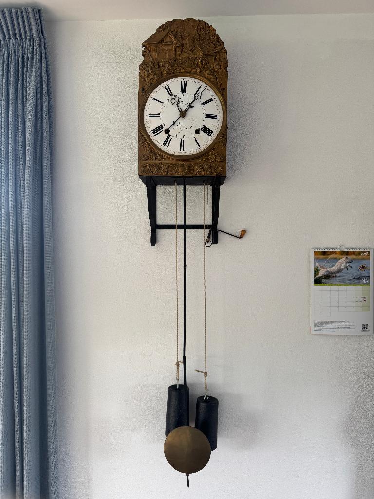 Franse comtoise/wandklok met reliëf front, Ophalen