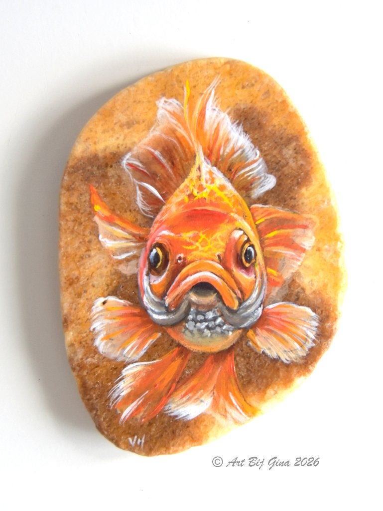 Portret van een goudvis geschilderd op een stenen schijfje, Ophalen of Verzenden
