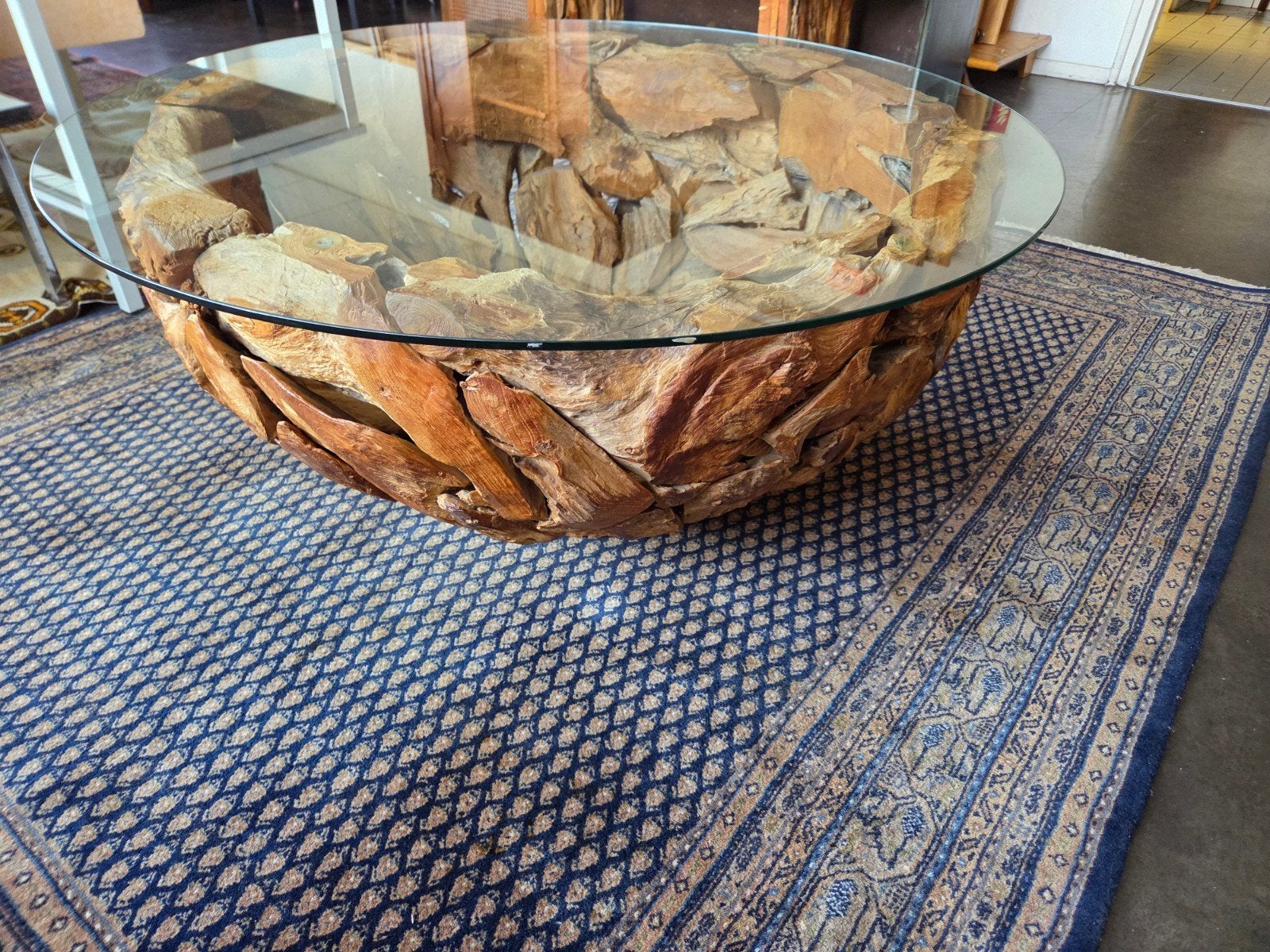 Ronde teak wortel salontafel met een glazen blad, Ophalen, Gebruikt, 100 tot 150 cm, 100 tot 150 cm