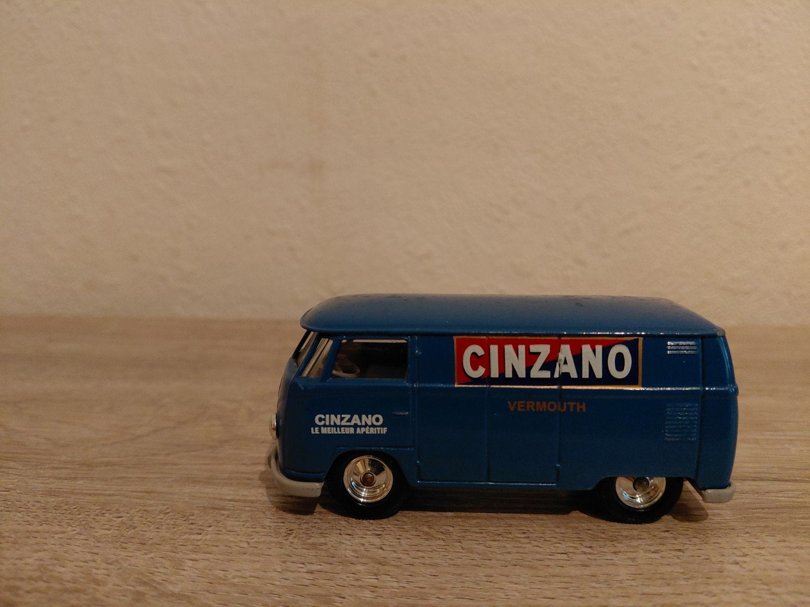 'Cinzano Vermouth' Volkswagen Bus, Hobby en Vrije tijd, Modelbouw | Auto's en Voertuigen, Overige merken, 1:50 of kleiner, Auto