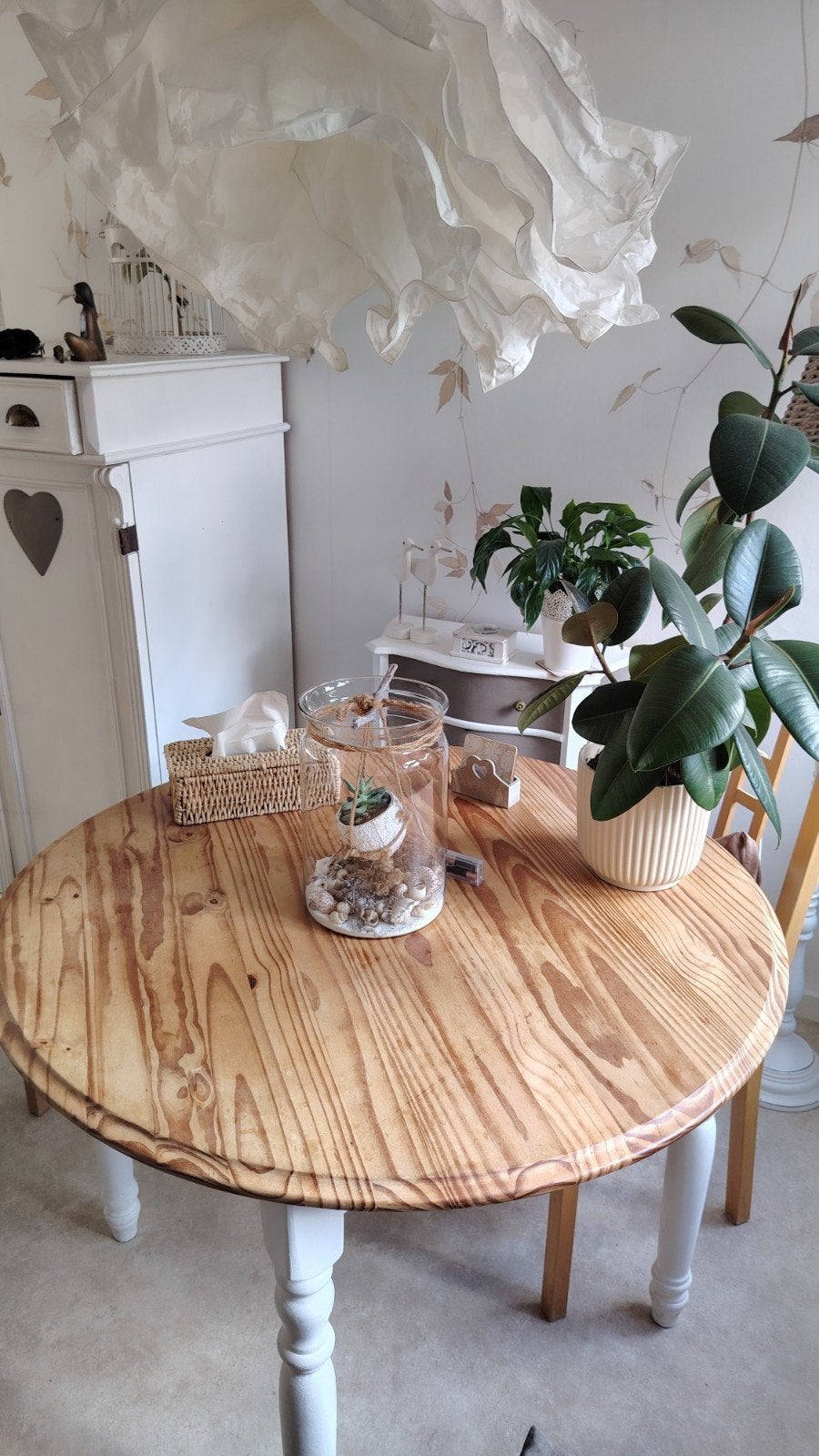 Ronde massief grenen eettafel 110cm met witte poten en lade, Huis en Inrichting, Tafels | Eettafels, Ophalen, Gebruikt, Rond, Landelijke stijl