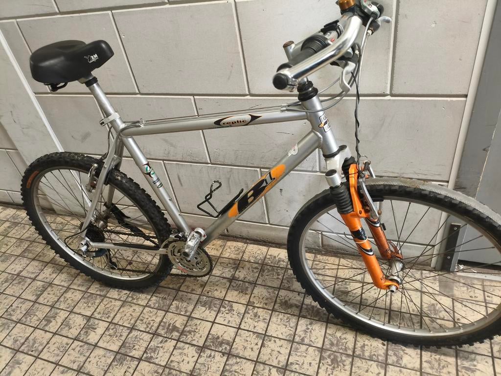 Mountainbike met oranje voorvork, Ophalen