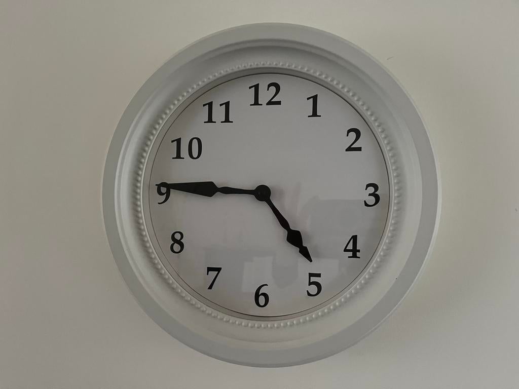 IKEA Pugg Wandklok - Wit, Modern Design doorsnee 34,5 cm., Ophalen of Verzenden, Zo goed als nieuw, Analoog, Wandklok
