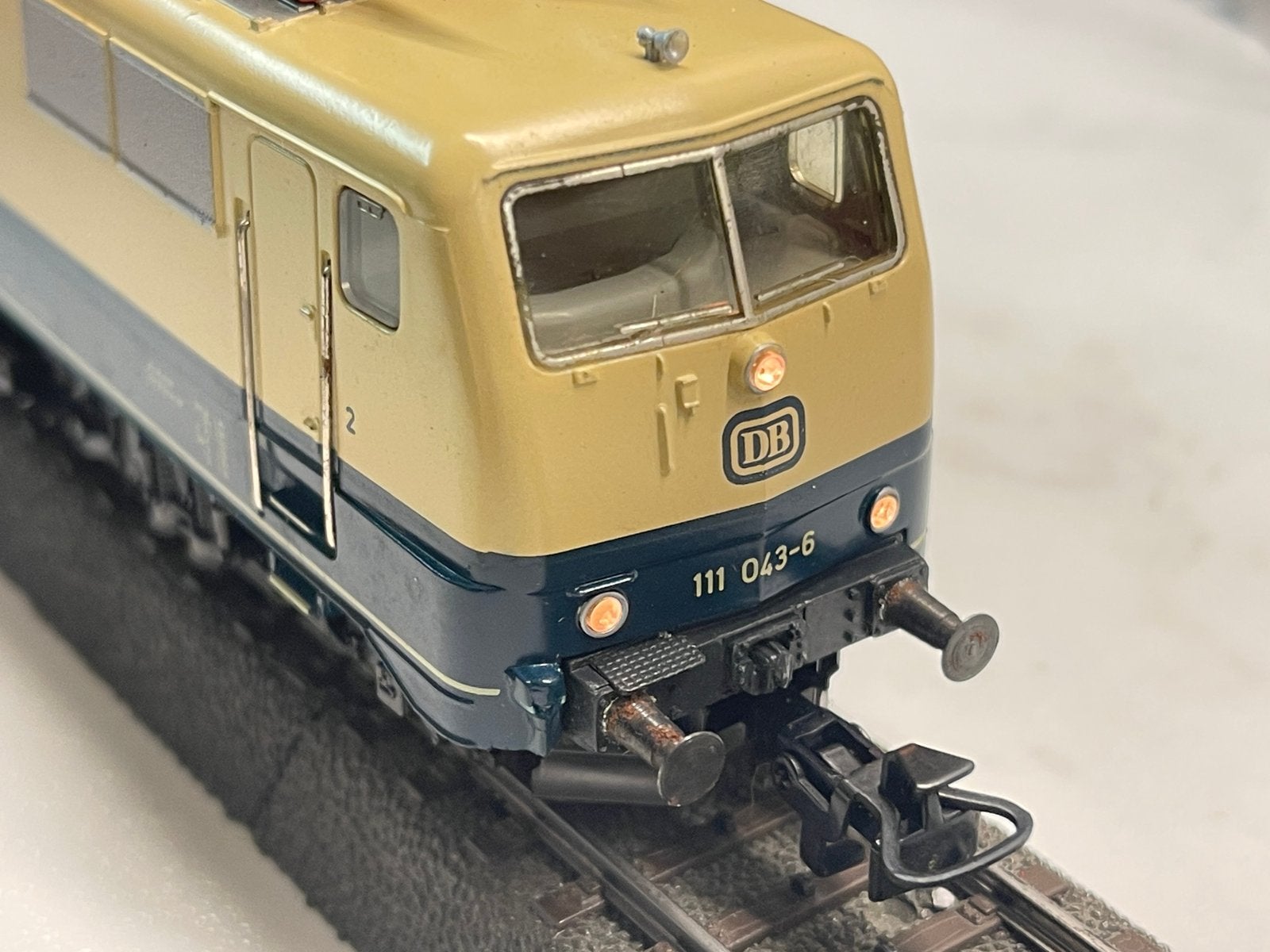 ** NIEUWSTAAT ** Märklin 3042 ** Elektr, loc. BR 111 DB **, Hobby en Vrije tijd, Modeltreinen | H0, Wisselstroom, Locomotief, Ophalen of Verzenden