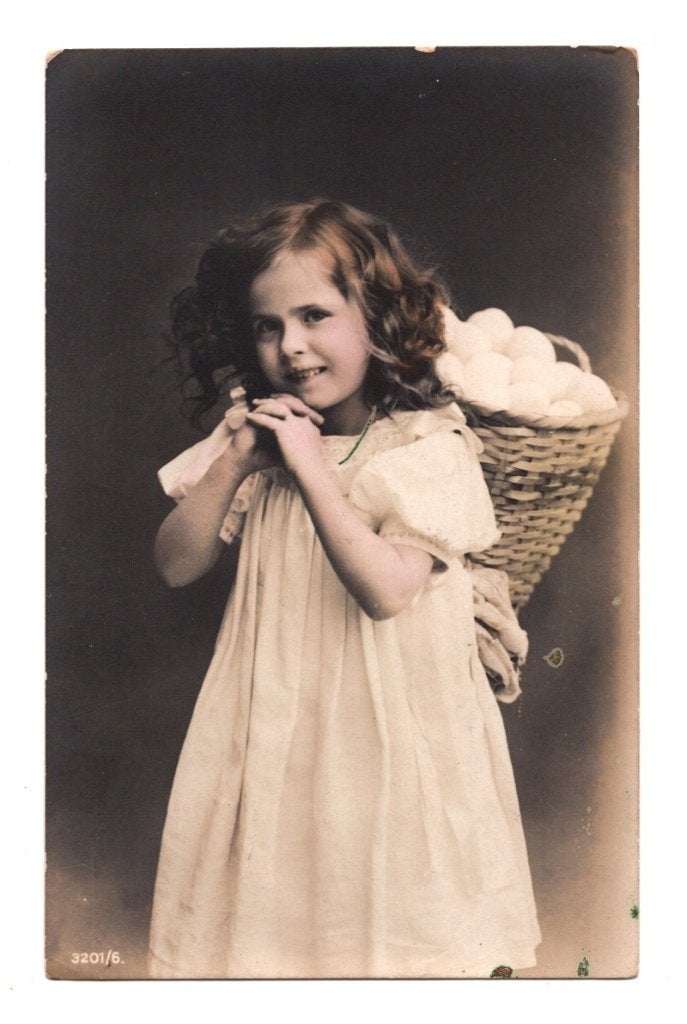 Antieke Fotokaart Meisje met Mand Eieren 1909, Ophalen of Verzenden, Voor 1920, Gelopen, Kinderen