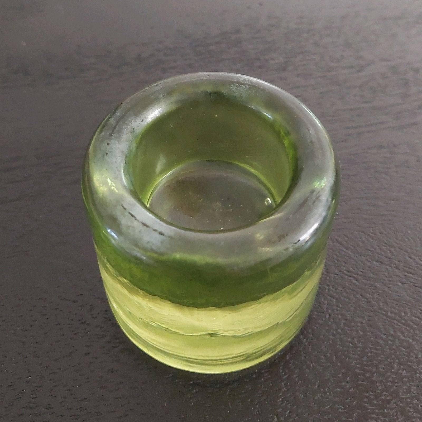 Groene glazen waxinelichthouder - 7x6cm, Ophalen of Verzenden, Gebruikt, Waxinelichthouder