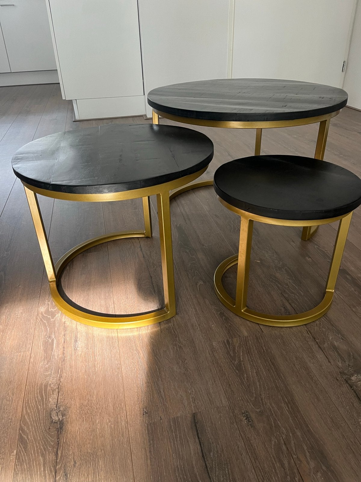 Set van 3 zwarte salontafels met gouden onderstel, Ophalen, 50 – 75, Gebruikt, Rond
