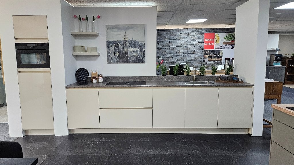 Showroomkeuken Magnolia hoogglans met AEG apparatuur, Ophalen, 200 cm of meer, 200 cm of meer, 50 tot 75 cm