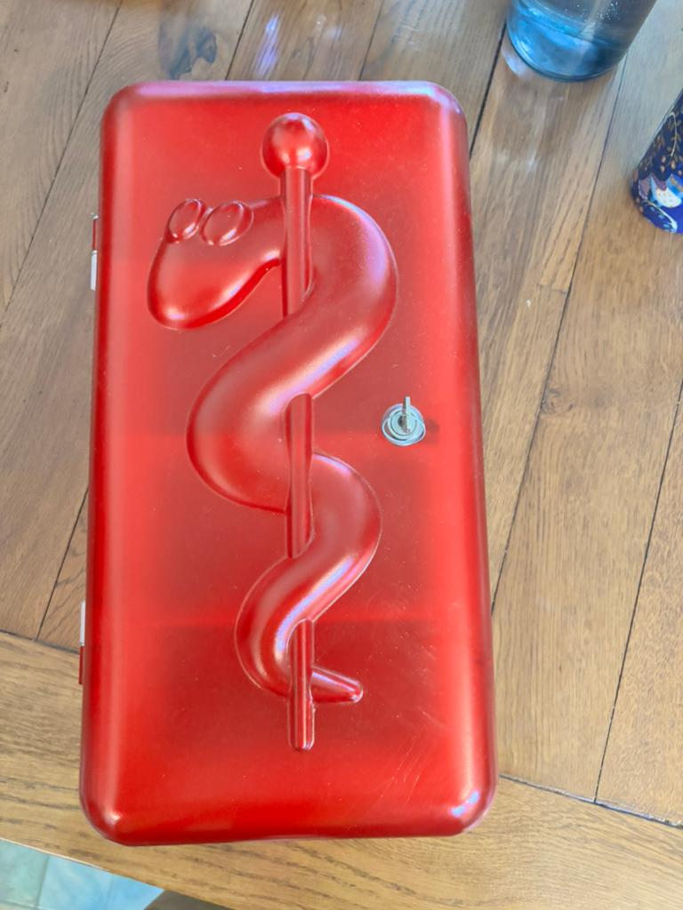Medicijnkastje afsluitbaar. Rood, Ophalen of Verzenden, Zo goed als nieuw