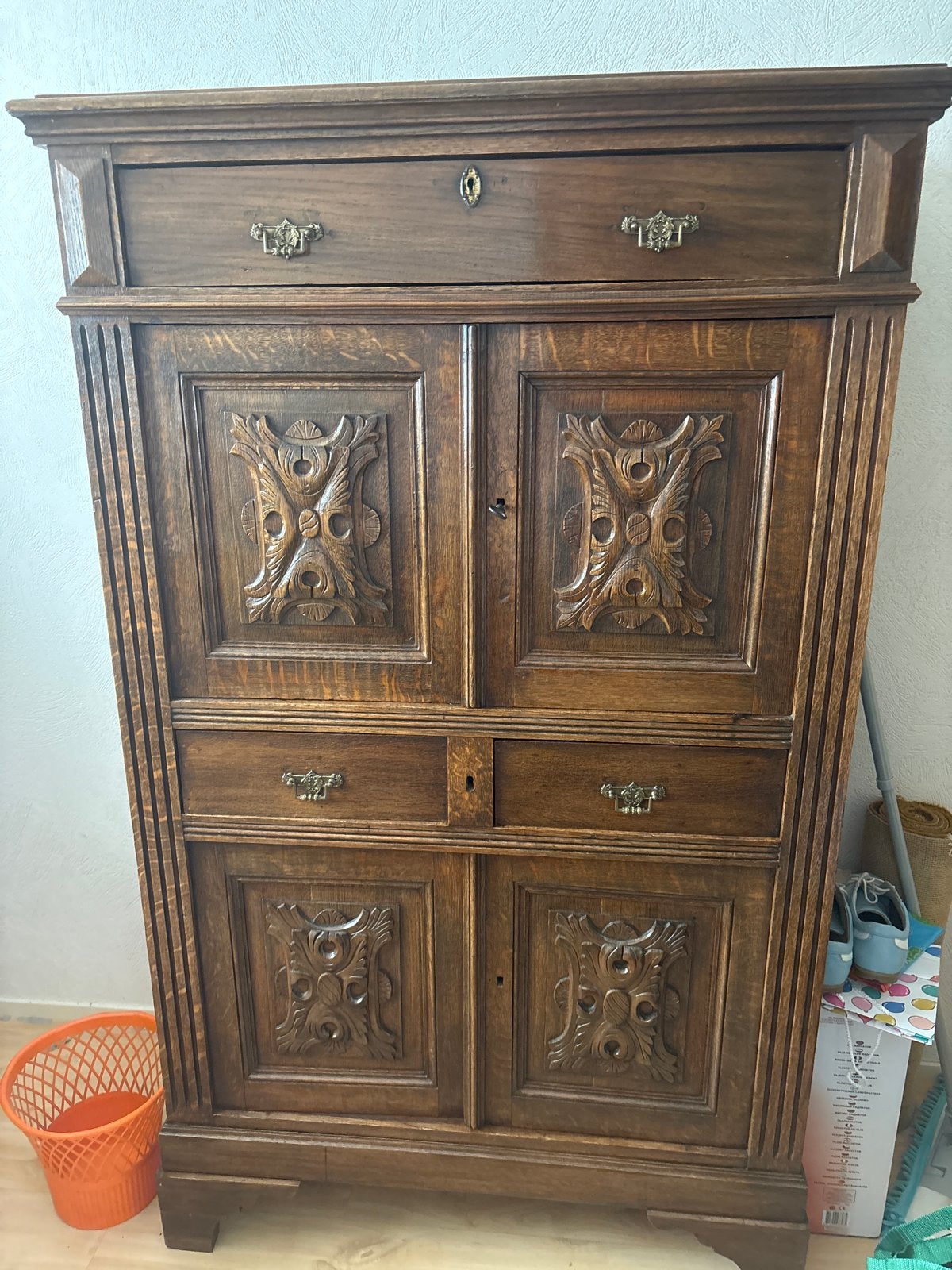 Antieke houten kast met sierlijk houtsnijwerk, Ophalen