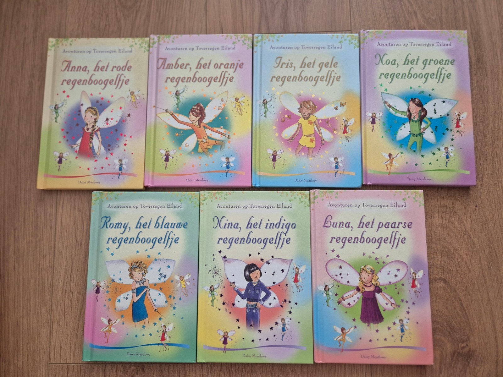 Regenboogelfjes, Avonturen op Toverregen Eiland - Complete s, Daisy Meadows, Fictie algemeen, Ophalen of Verzenden, Zo goed als nieuw