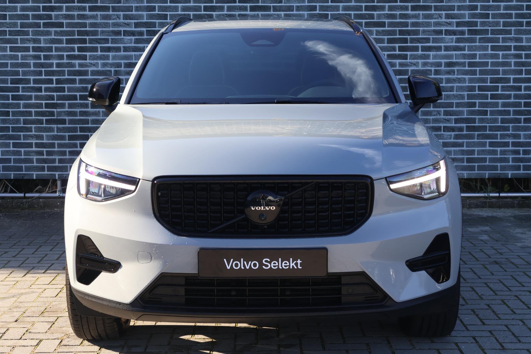Foto 3 van Volvo XC40 2.0 B4 Plus Black Edition | Trekhaak | Lichtmetal