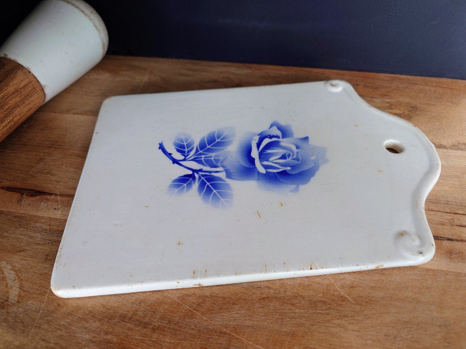 Oude aardewerk snijplank met blauwe roos., Antiek en Kunst, Ophalen of Verzenden