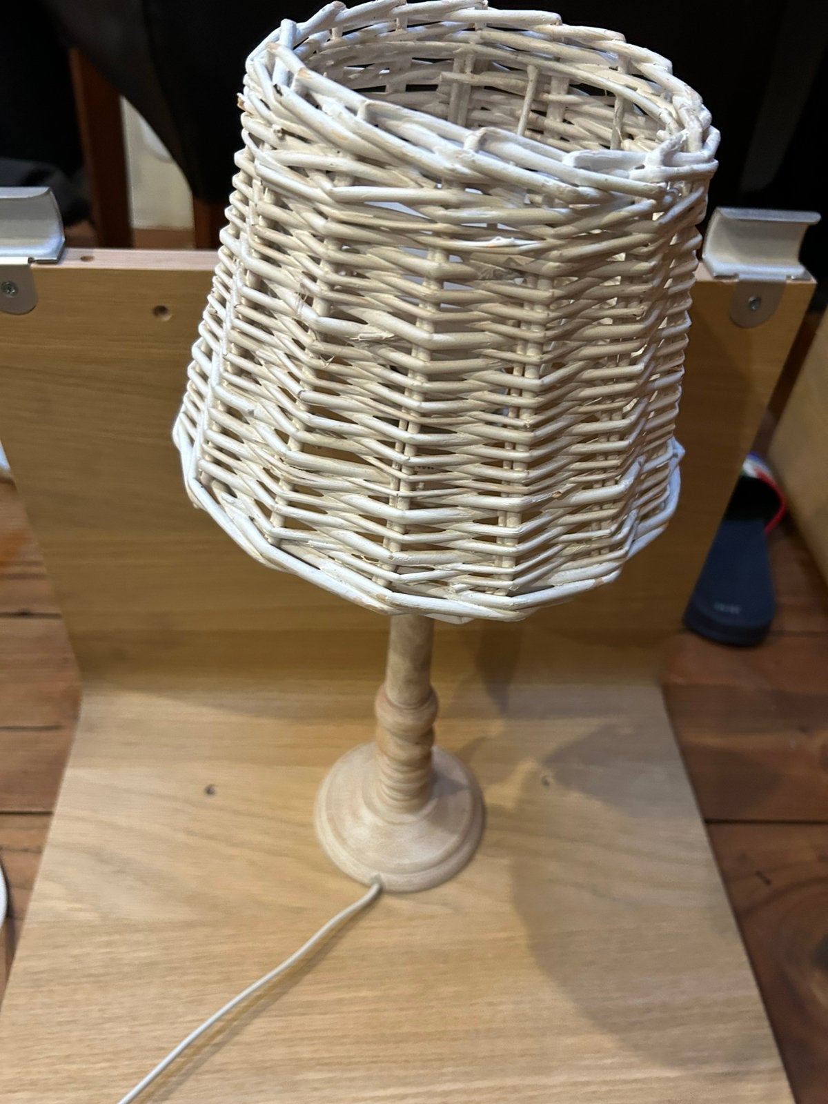 Wit tafellampje met rieten kapje, Gebruikt, Wit, Ophalen of Verzenden, Sfeerlamp