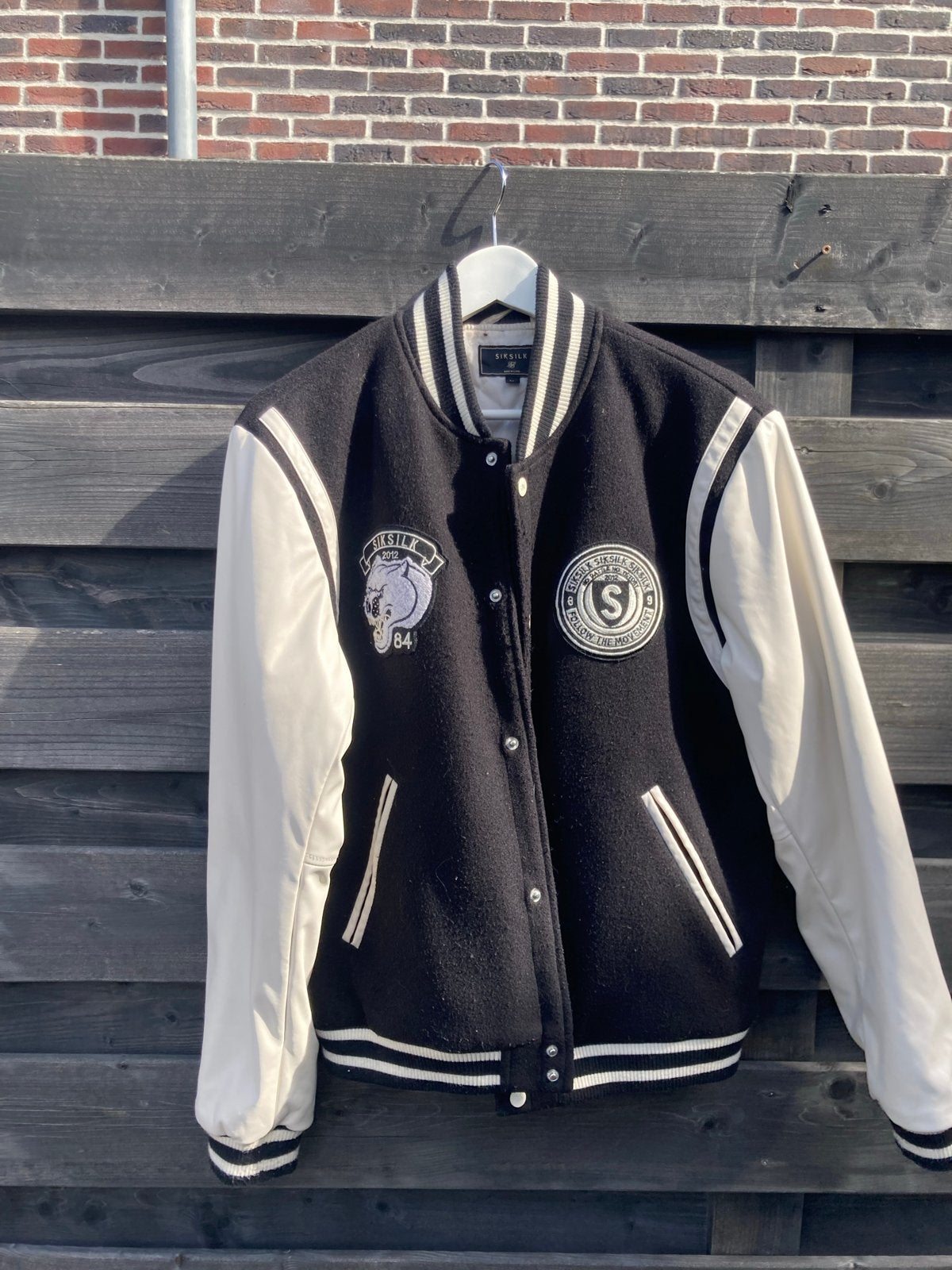 Siksilk Varsity Jacket Maat M - Zo goed als nieuw, Ophalen, Zo goed als nieuw, Maat 48/50 (M), Zwart