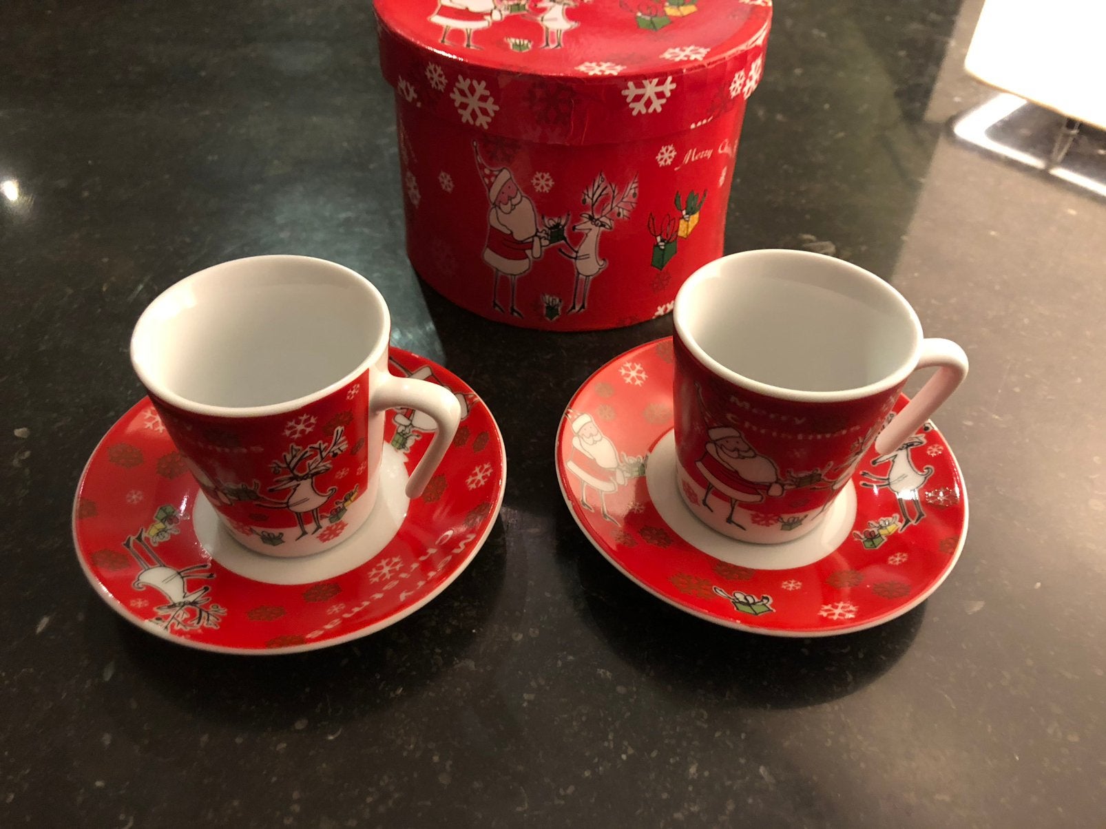 2 espresso kopjes en schoteltjes met kerstman; nieuw in doos, Ophalen of Verzenden, Zo goed als nieuw, Porselein, Kop en/of schotel