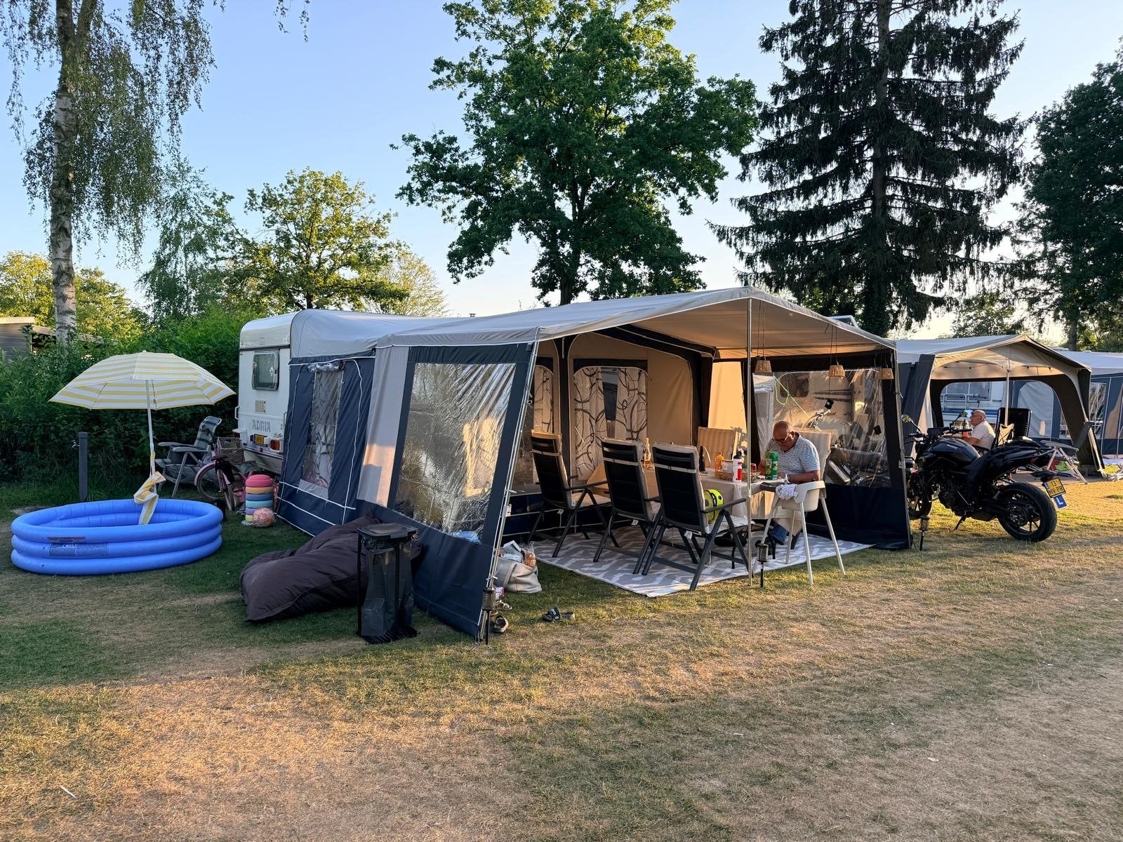 MOET WEG! Adria Caravan 1992 met Voortent, Luifel en Erker, Ophalen