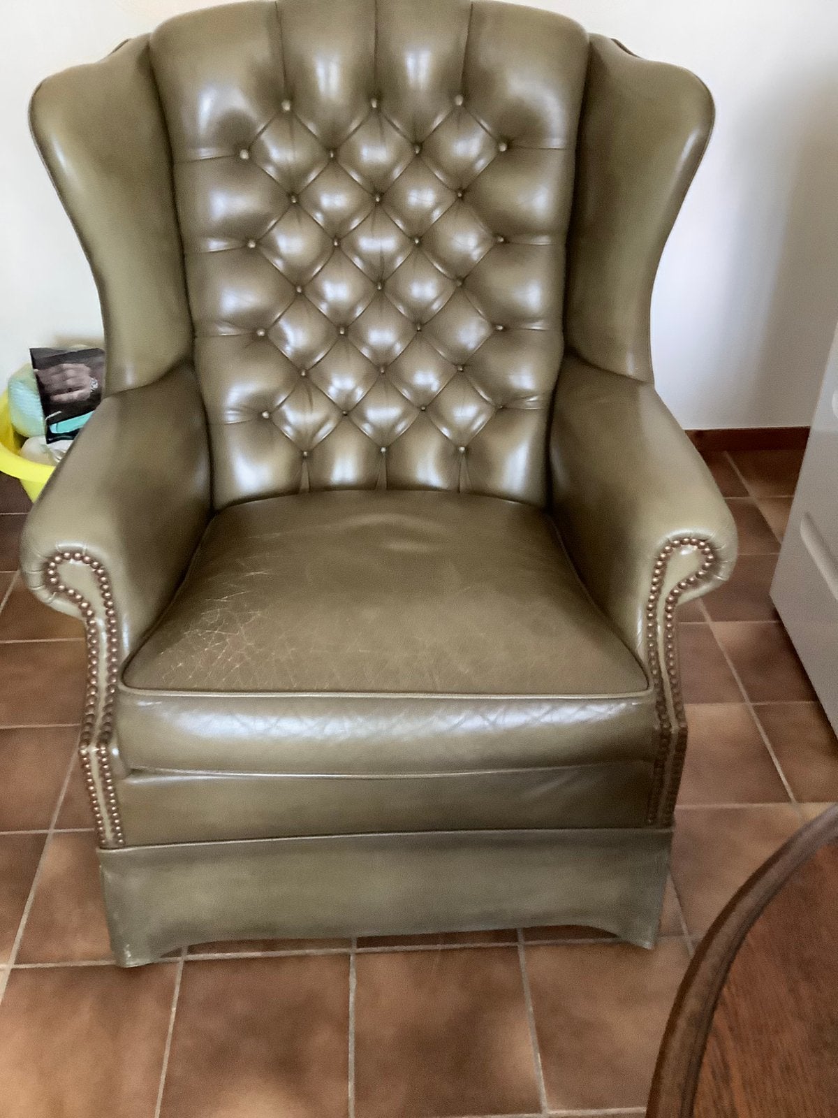 Chesterfield fauteuil olijfgroen leer, Huis en Inrichting, Fauteuils, Ophalen, Gebruikt, Leer, 75 tot 100 cm