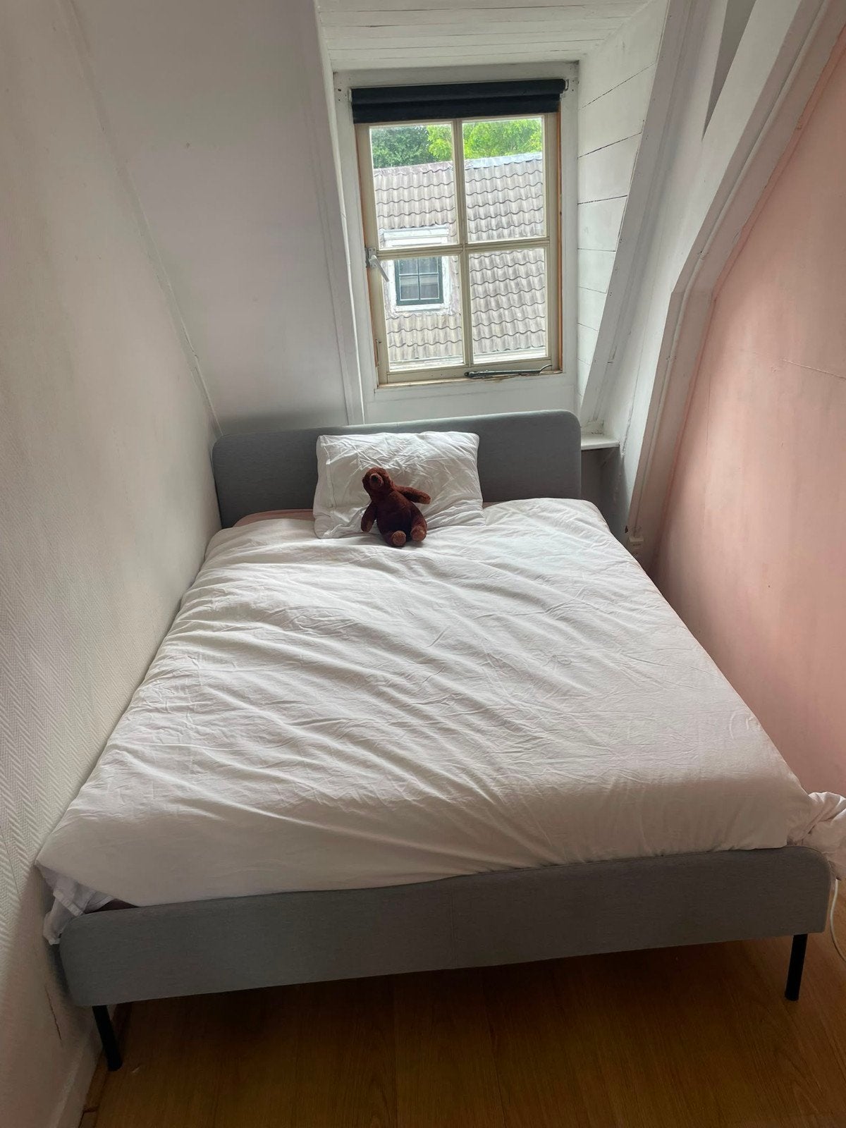 Comfortabel tweepersoonsbed met grijze bekleding, Ophalen, Gebruikt, Tweepersoons, 140 cm