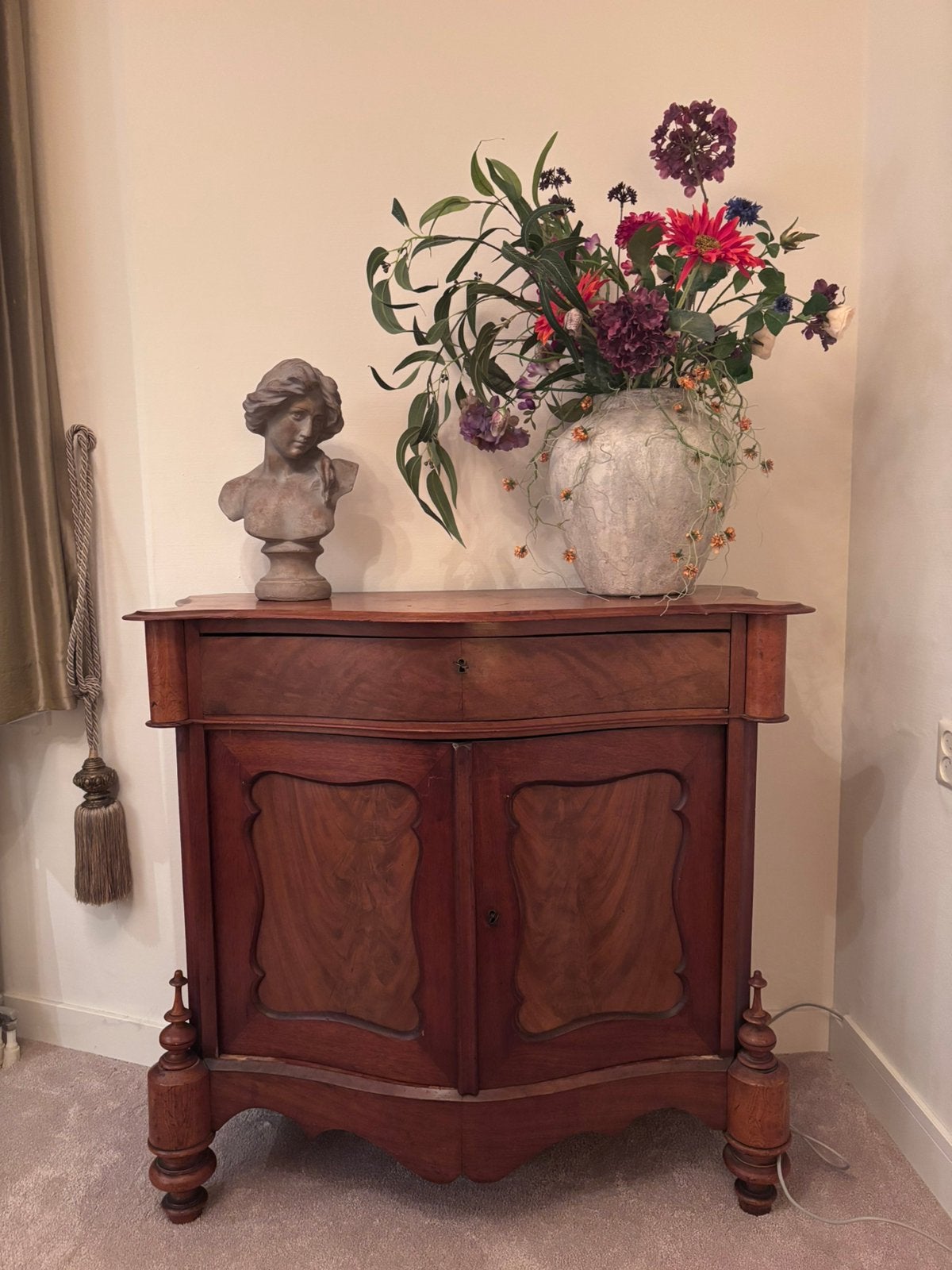 Mahonie Biedermeier penantkast/dienstbodekast, Ophalen