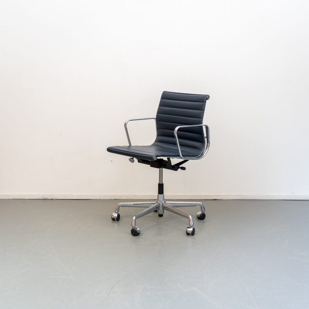 Vitra Eames EA 117 Bureaustoel Blauw Leer - Chroom, Niet ingevuld, Zo goed als nieuw, Niet ingevuld, Niet ingevuld