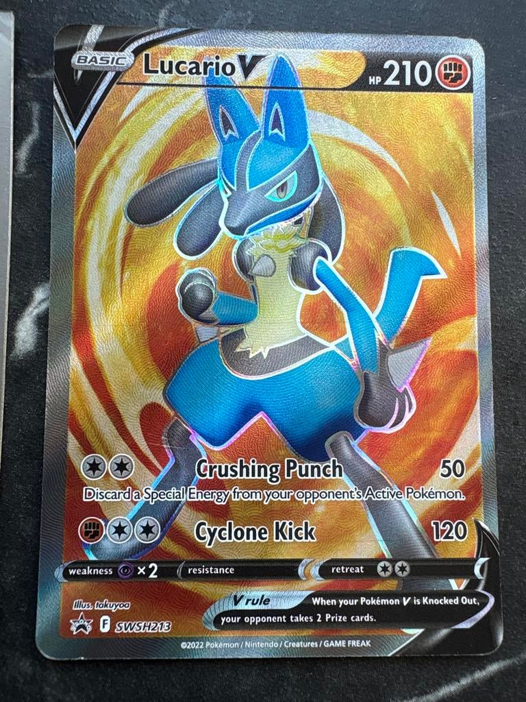 Lucario V SWSH213 Pokémon Kaart - Foil, Ophalen, Zo goed als nieuw, Losse kaart, Foil