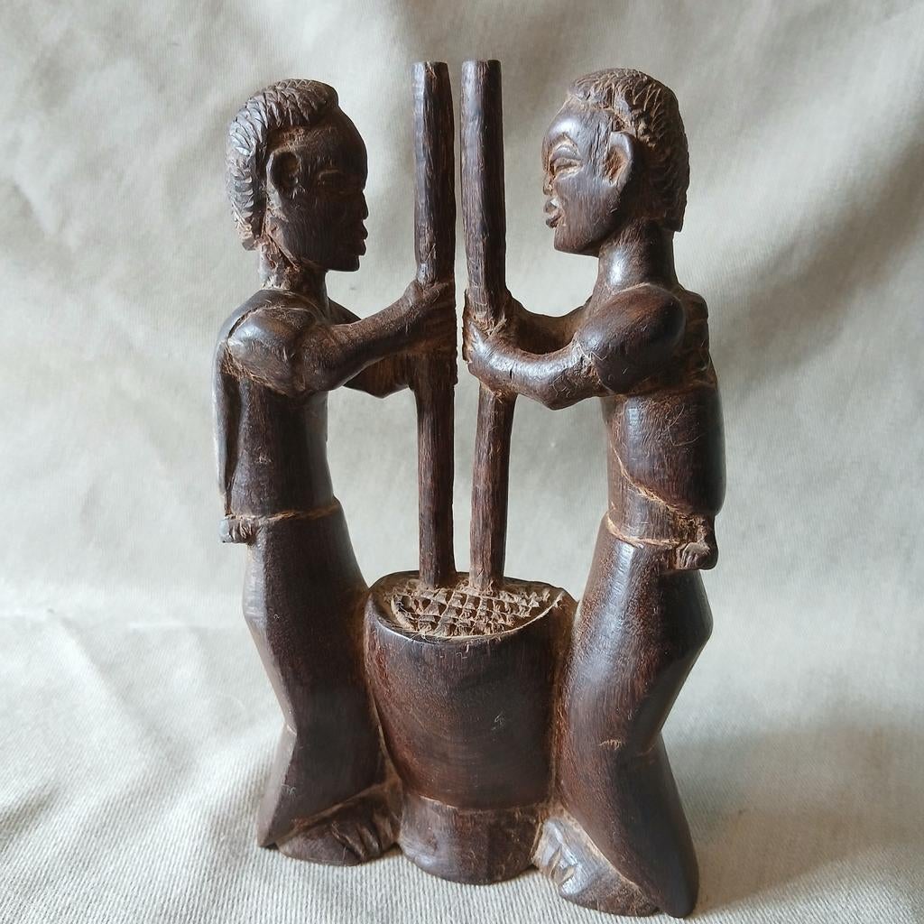 Houten Afrikaans beeld "2 vrouwen met stamper", Ophalen of Verzenden