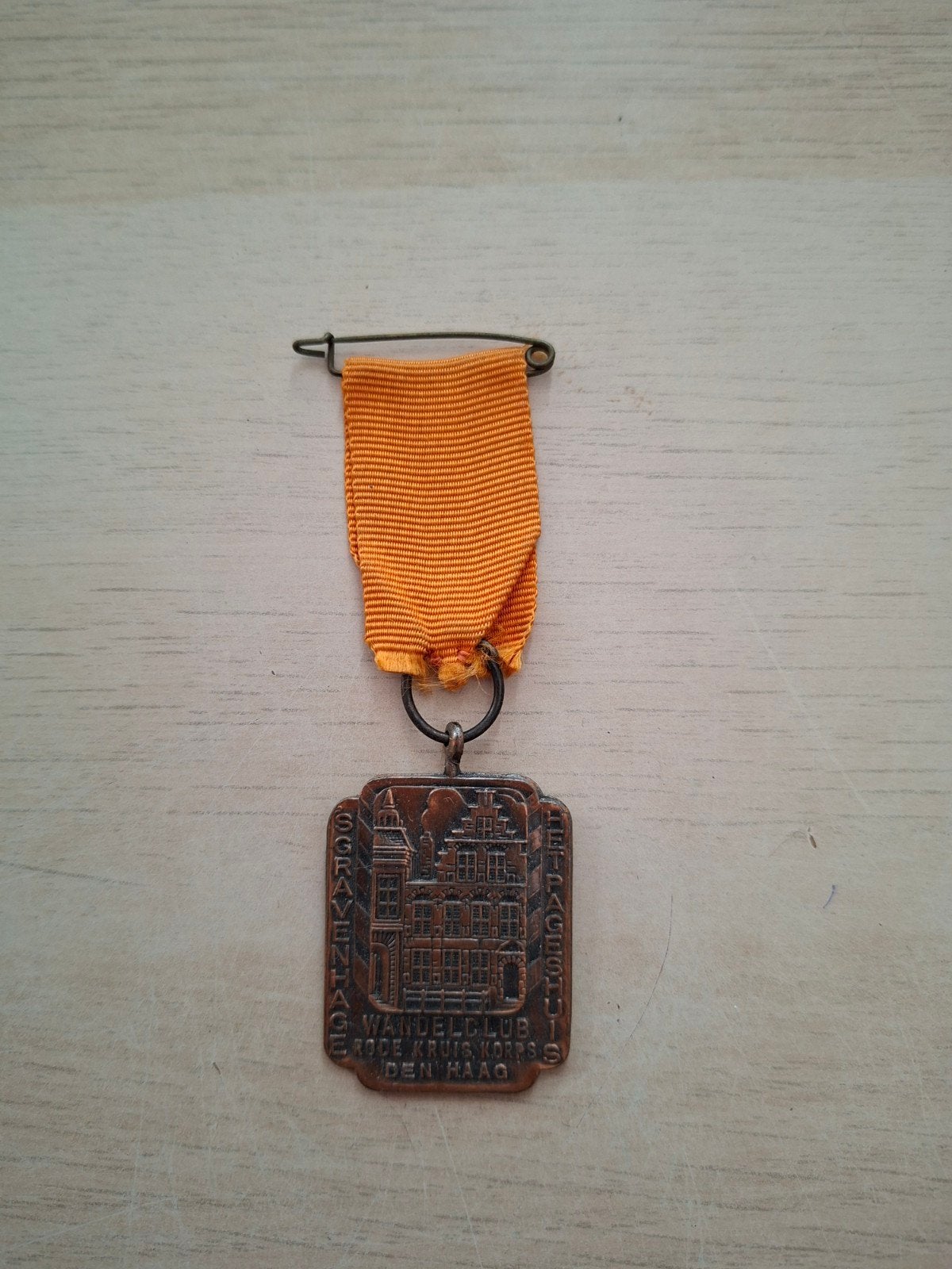 Oude Medaille 's-Gravenhage Wandelclub Rode Kruis Korps, Ophalen of Verzenden, Overige materialen, Nederland