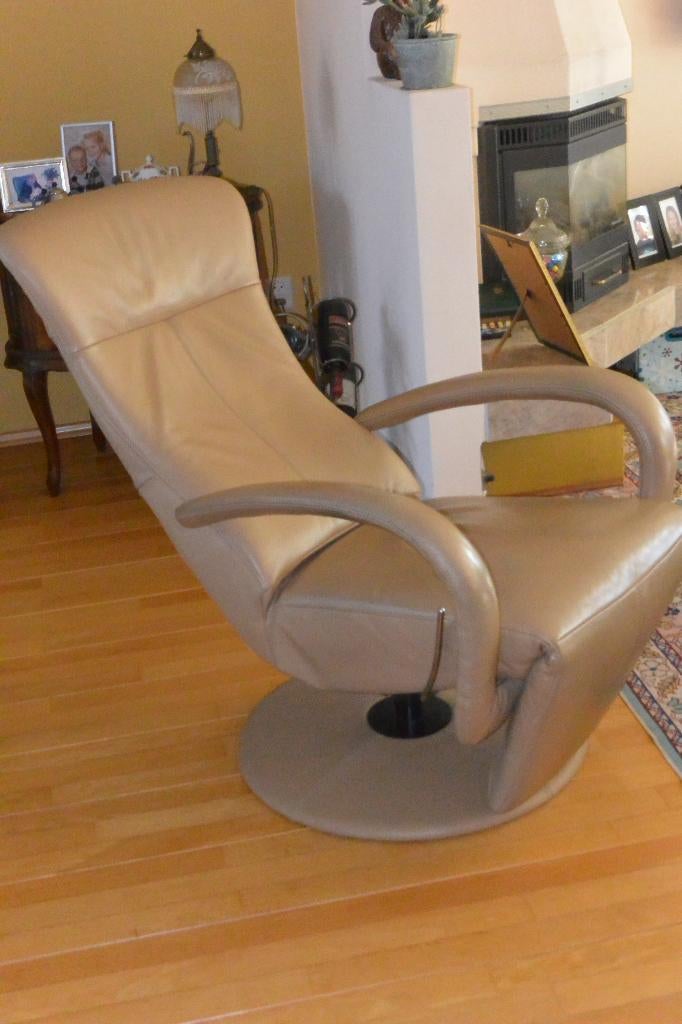 Relax Fauteuil Kleur Beige. Maat M, Huis en Inrichting, Ophalen, Zo goed als nieuw, 50 tot 75 cm, Leer