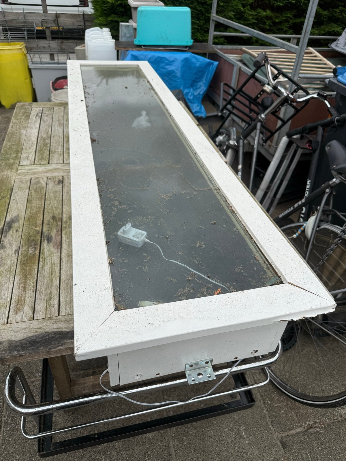 Smalle hangvitrinekast met glazen planken, Huis en Inrichting, Met plank(en), Minder dan 50 cm, Gebruikt, Ophalen of Verzenden