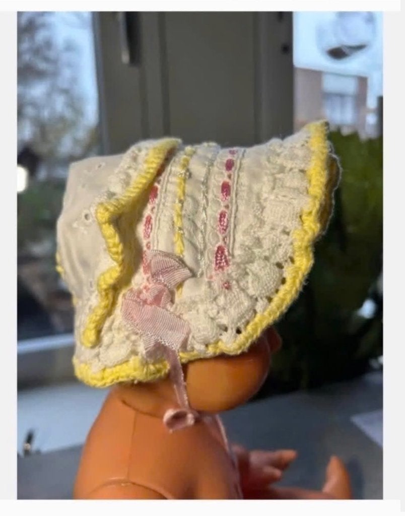 Mooi wit geel poppen mutsje kant lint, Ophalen of Verzenden, Zo goed als nieuw, X, Kleertjes