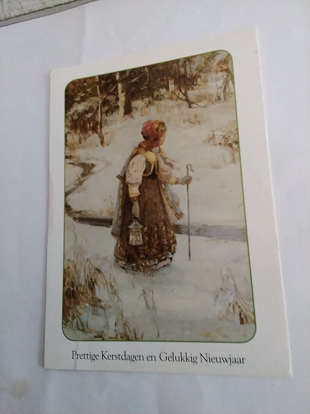 Oude Kerstkaart: Vrouw met lantaarn in de sneeuw, Ophalen of Verzenden