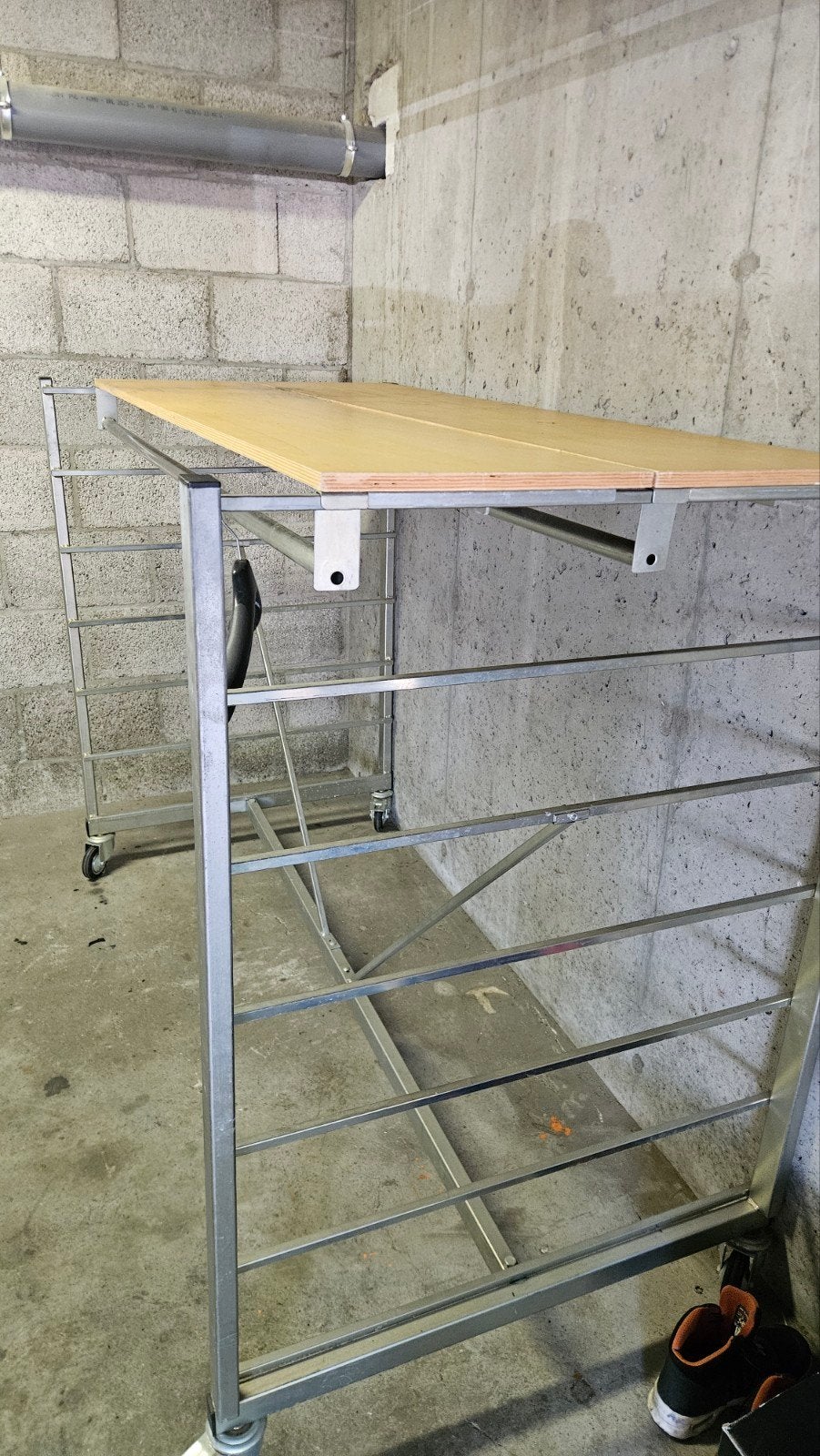 Kledingrek op wielen met houten blad t.e.a.b, Huis en Inrichting, Kasten | Kledingkasten, Gebruikt, 100 tot 150 cm, Industrieel, Modern
