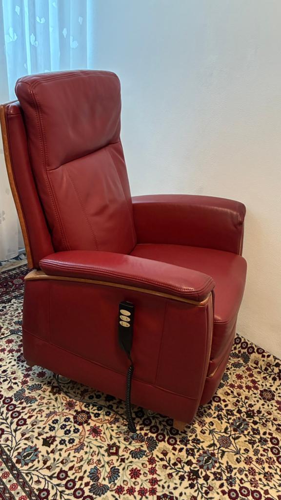 Te koop prachtige Elektrische sta op relaxstoel  .Leer, Huis en Inrichting, Fauteuils, Ophalen, Minder dan 75 cm, Leer, Zo goed als nieuw