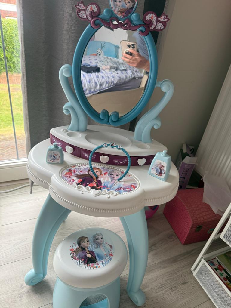 Frozen kaptafel met krukje, Ophalen, Zo goed als nieuw