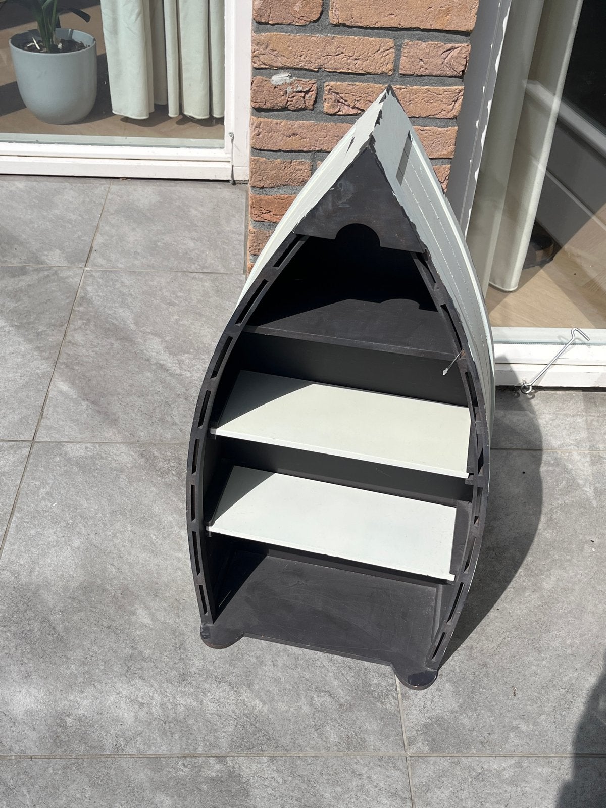 Unieke bootvormige kast met planken - Zwart/Wit, Met plank(en), Minder dan 50 cm, Gebruikt, 100 tot 150 cm
