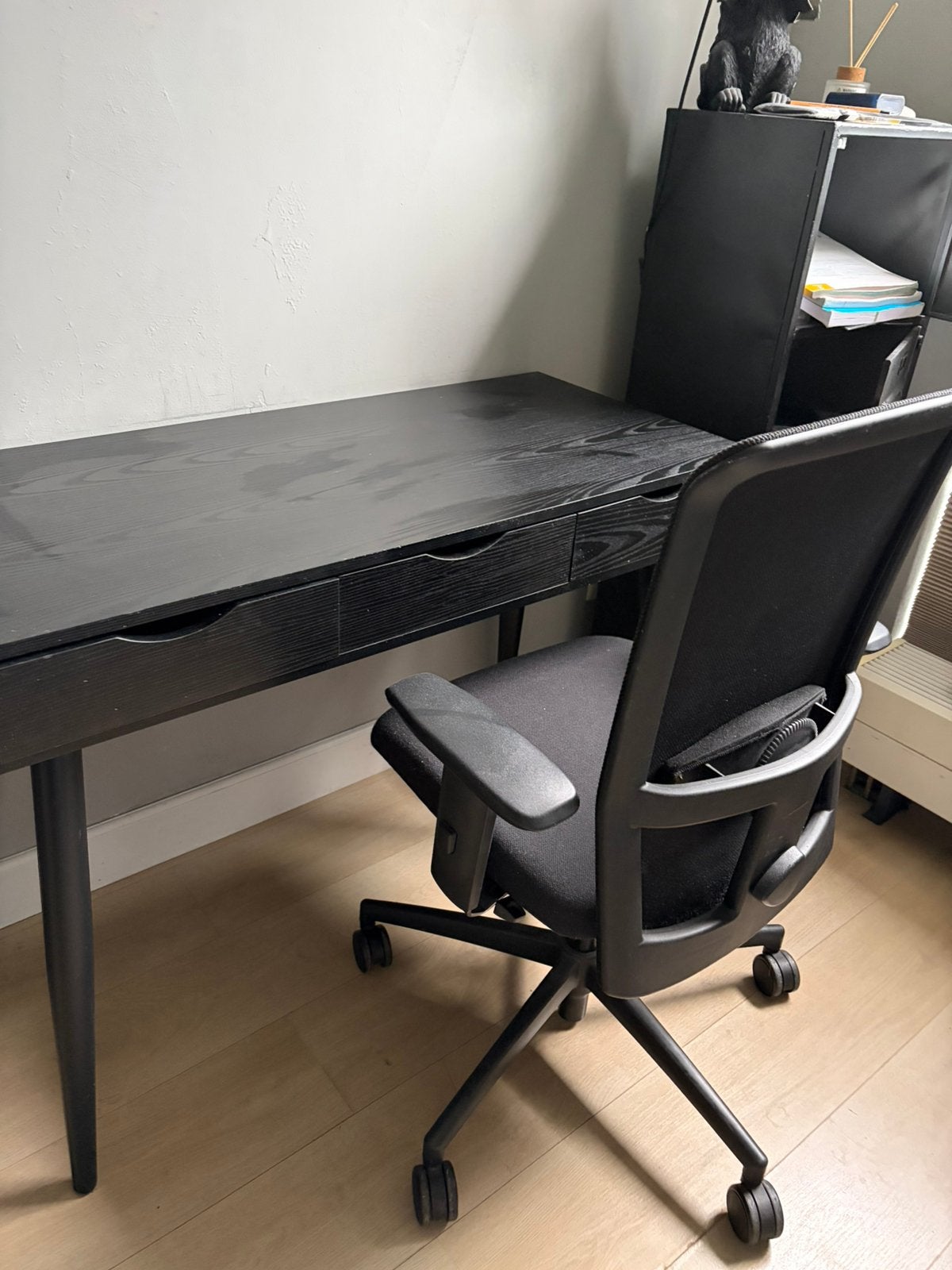Bureau met zwarte bureaustoel, Ophalen, Gebruikt, 110 cm, Met lades