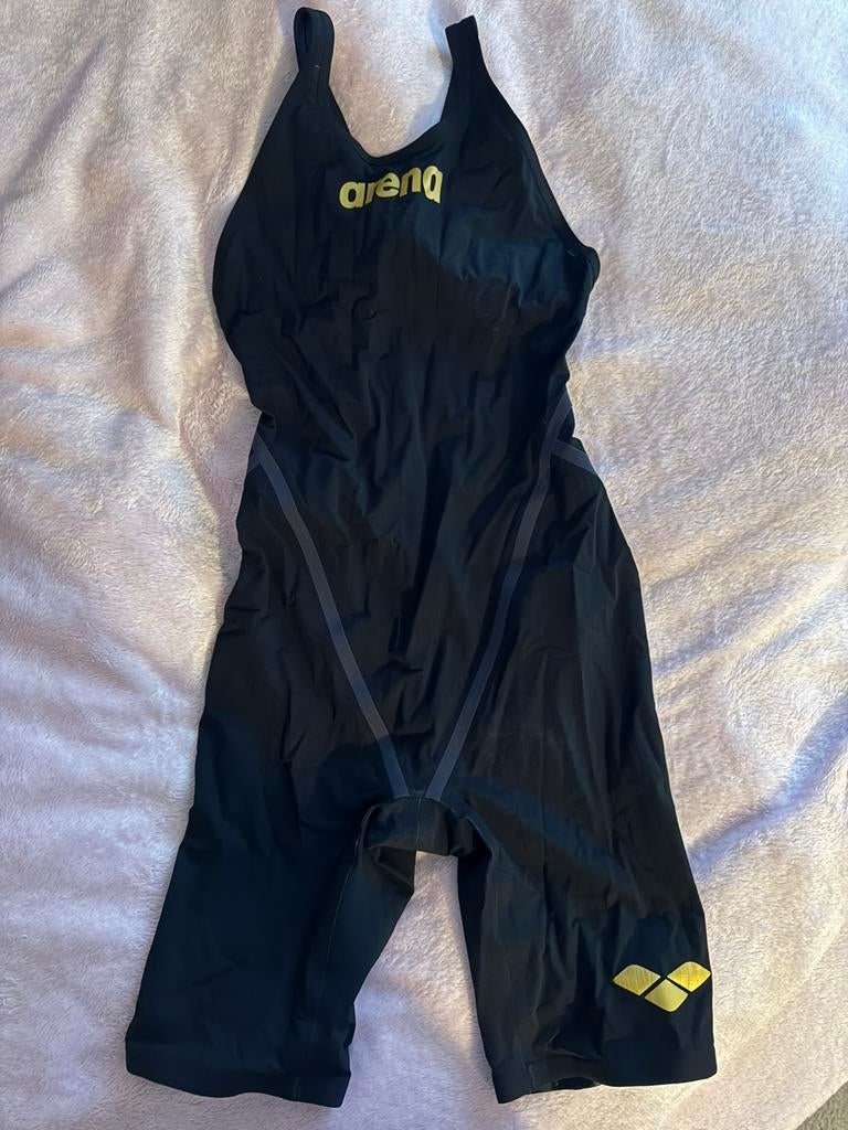 Ik verkoop een wetsuit en een sportzwempak., Ophalen, Zo goed als nieuw, Badpak