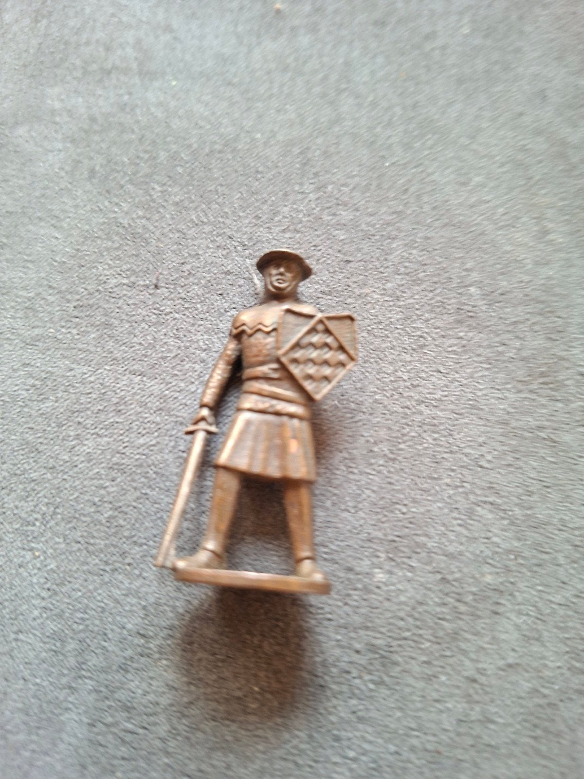 Vintage metalen soldaatje met zwaard en schild, Ophalen of Verzenden, Gebruikt