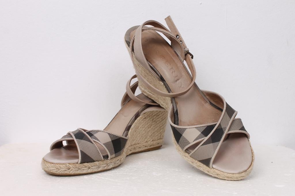 Lente! Sleehakken van BURBERRY maat 41, Beige, Zo goed als nieuw, Burberry, Sandalen of Muiltjes