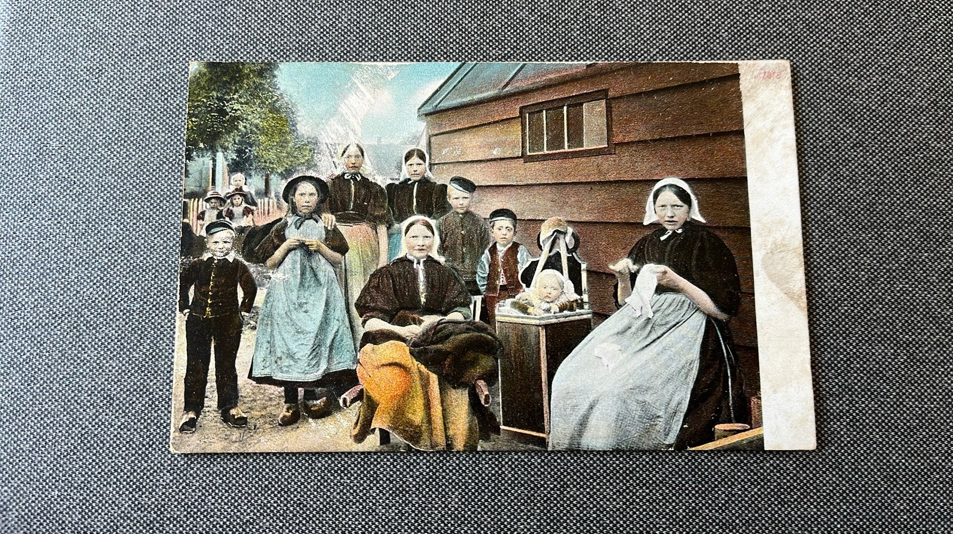Huizen NH klederdracht buitenshuis tafereel, Ophalen of Verzenden, Voor 1920, Ongelopen, Klederdracht