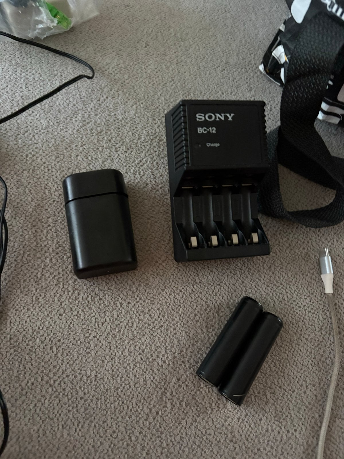 Sony BC-12 Oplader met batterijen, Ophalen of Verzenden, Gebruikt, Oplaadbaar