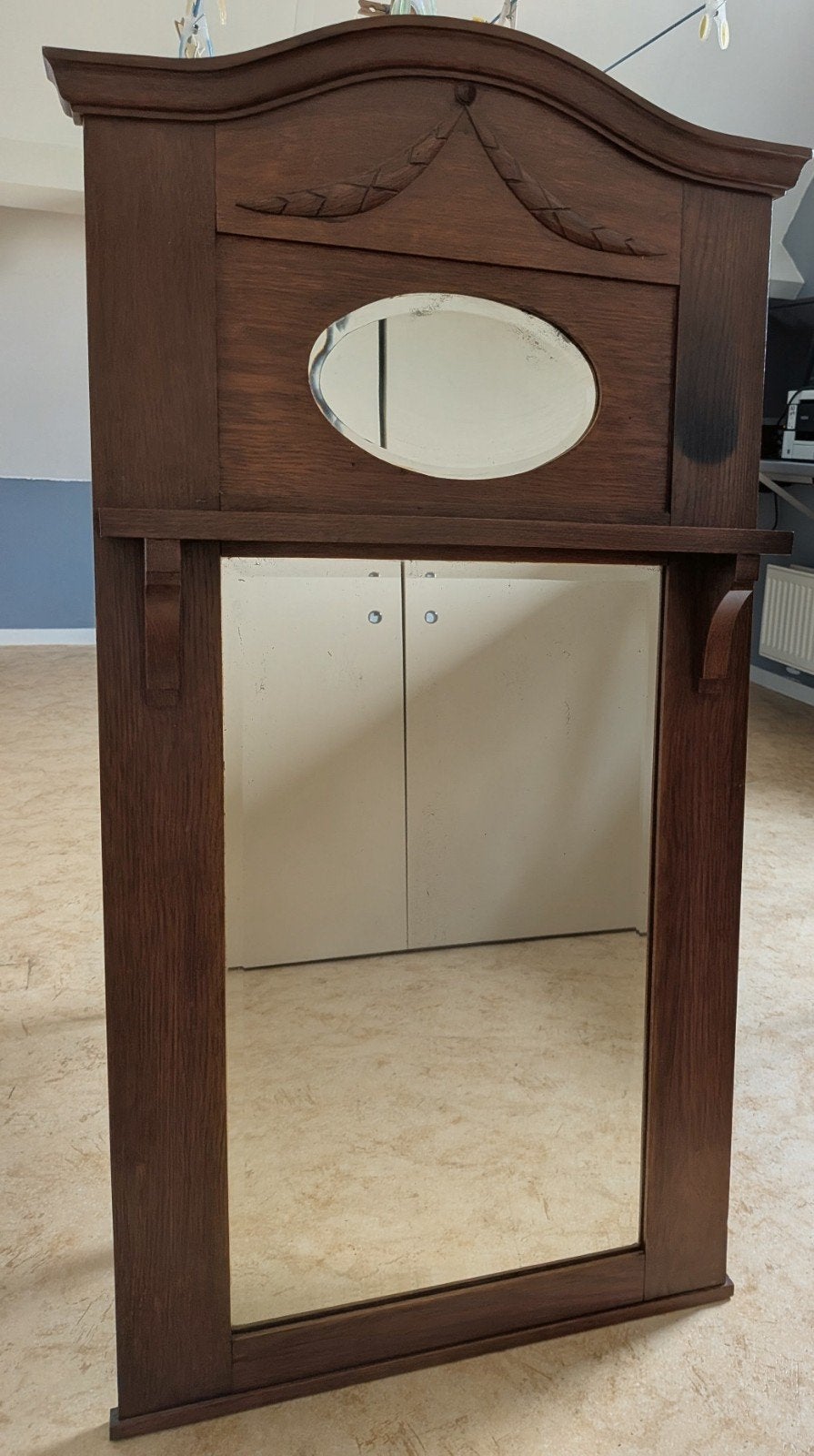 Antieke houten spiegel met sierlijke details, Ophalen, Rechthoekig, 50 tot 100 cm, 100 tot 150 cm