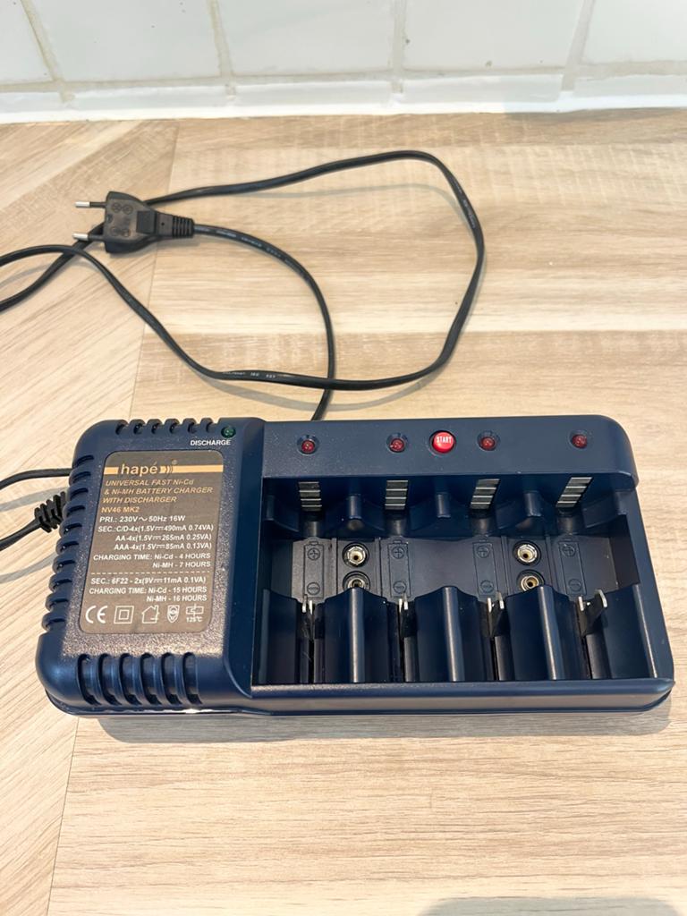 Universele NiMH/NiCd batterijlader – Hape NV46 MK2, Ophalen of Verzenden, Zo goed als nieuw
